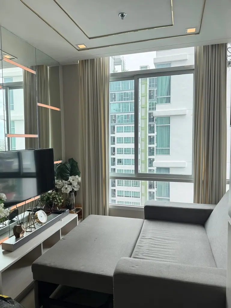 Гостиная (вид 5) в кондоминиуме с 1 спальнями (34.75 кв.м.) в The Sky Sukhumvit