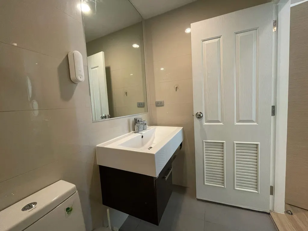 Ванная комната в 1-комнатном кондо (34.75 кв.м.) в The Sky Sukhumvit