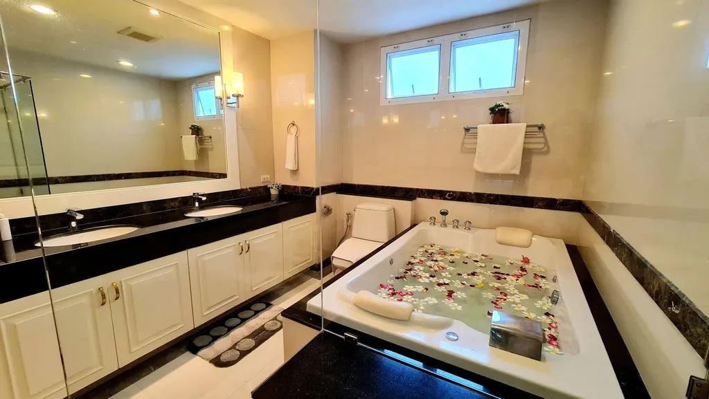 Photo 10 of listing DA-3356345: 4-bedroom serviced apartment (800 sq.m.) at Piyathip Place