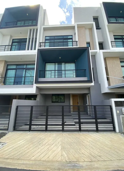 Photo 1 of listing DA-3356374: 3-bedroom townhouse (203 sq.m.) at Nirvana DEFINE Krungthep Kreetha