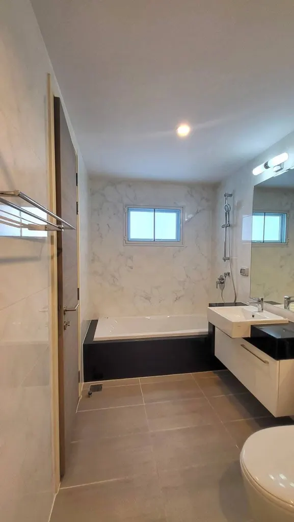 Photo 12 of listing DA-3356391: 2-bedroom condo (156 sq.m.) at Supalai Riva Grande