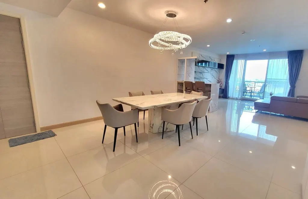 Photo 5 of listing DA-3356391: 2-bedroom condo (156 sq.m.) at Supalai Riva Grande