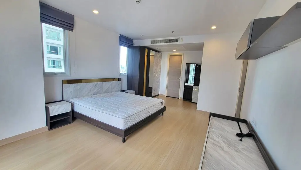 Photo 8 of listing DA-3356391: 2-bedroom condo (156 sq.m.) at Supalai Riva Grande