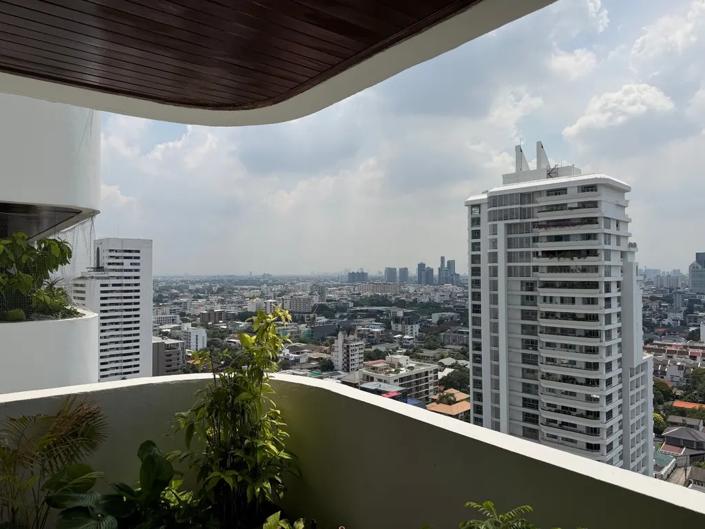 Photo 11 of listing DA-3358235: 3-bedroom condo (366 sq.m.) at Oriental Towers Condominium