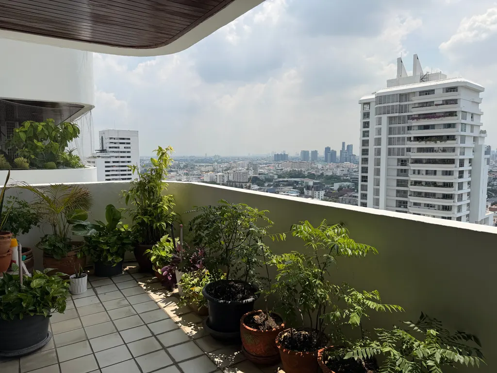 Photo 12 of listing DA-3358235: 3-bedroom condo (366 sq.m.) at Oriental Towers Condominium