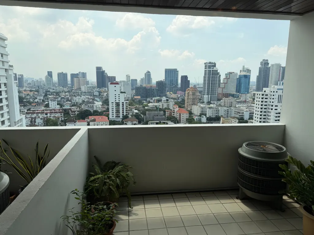 Photo 14 of listing DA-3358235: 3-bedroom condo (366 sq.m.) at Oriental Towers Condominium