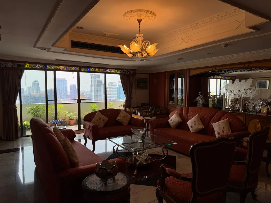 Photo 2 of listing DA-3358235: 3-bedroom condo (366 sq.m.) at Oriental Towers Condominium