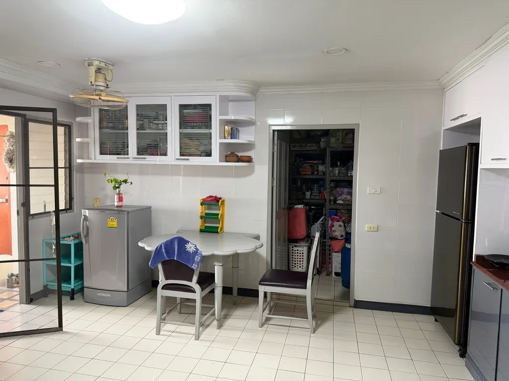 Photo 21 of listing DA-3358235: 3-bedroom condo (366 sq.m.) at Oriental Towers Condominium