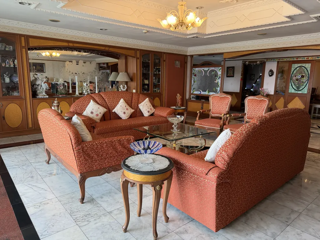Photo 4 of listing DA-3358235: 3-bedroom condo (366 sq.m.) at Oriental Towers Condominium