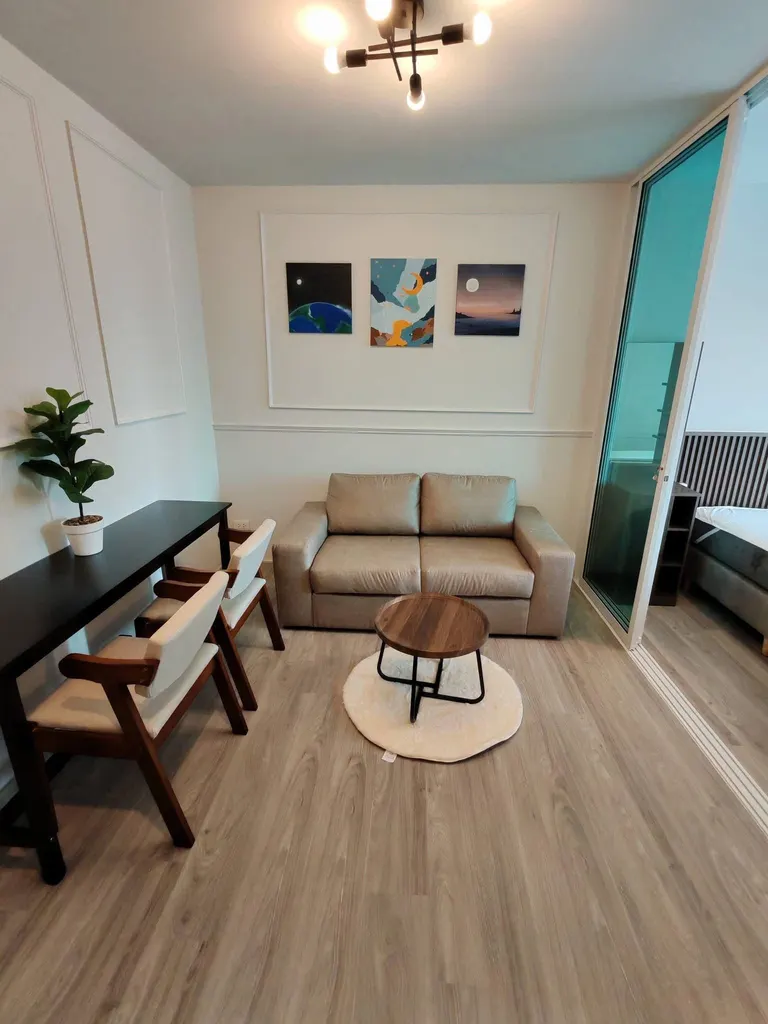 Living room (view 2) of the 1-bedroom condo (28 sq.m.) at Regent Home Bangna