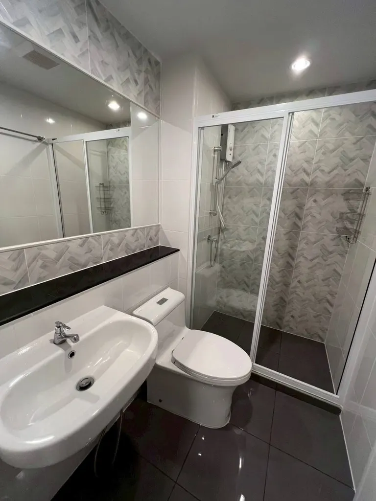 Bathroom of the 1-bedroom condo (28 sq.m.) at Regent Home Bangna