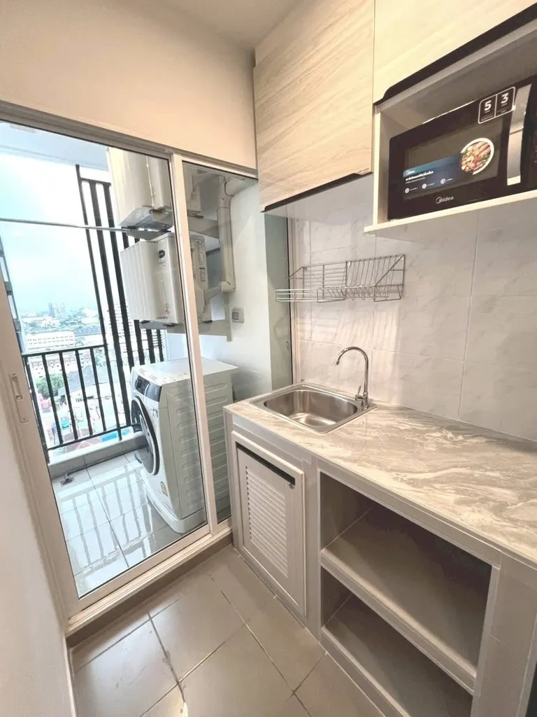 Kitchen of the 1-bedroom condo (28 sq.m.) at Regent Home Bangna