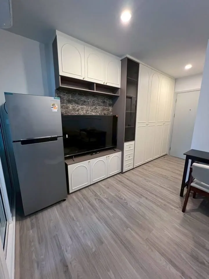 Kitchen (view 2) of the 1-bedroom condo (28 sq.m.) at Regent Home Bangna