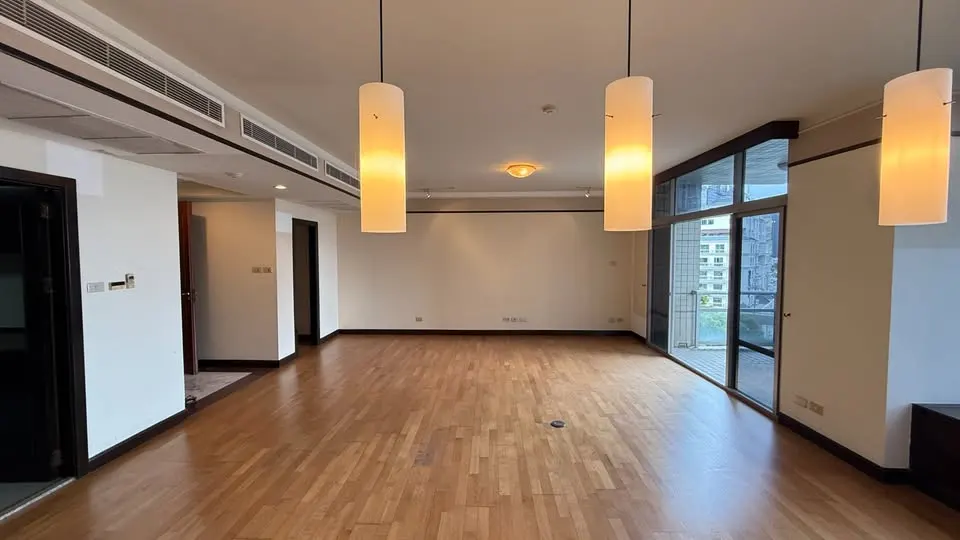 Photo 1 of listing DA-3362590: commercial building (shophouse) (178 sq.m.) at All Seasons Place - Commercial
