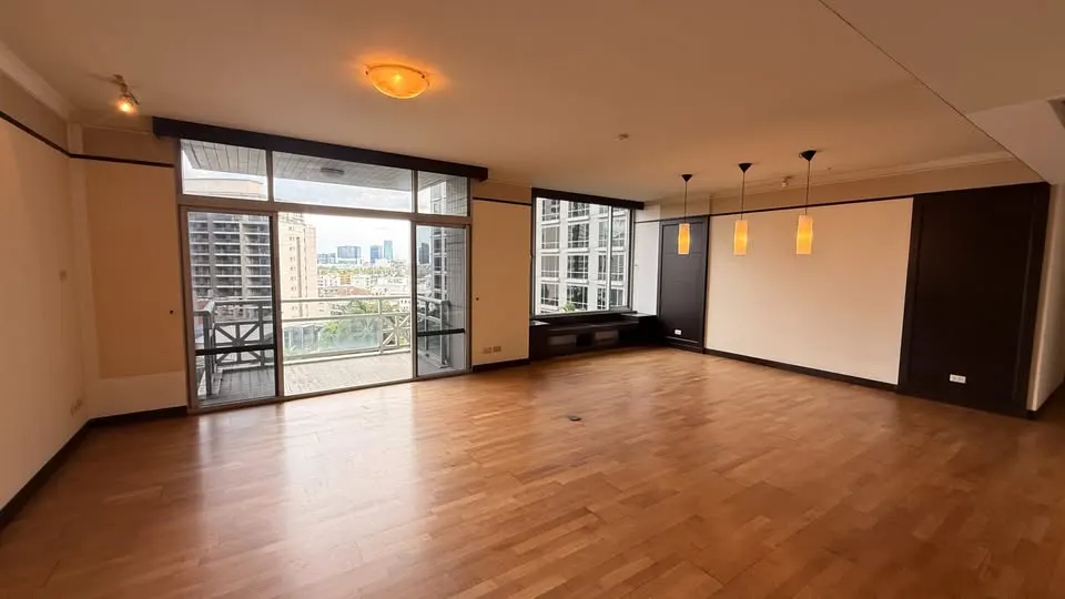 Photo 2 of listing DA-3362590: commercial building (shophouse) (178 sq.m.) at All Seasons Place - Commercial