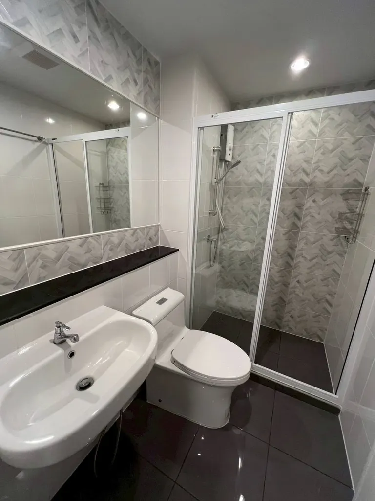 Bathroom of the 1-bedroom condo (28 sq.m.) at Regent Home Bangna