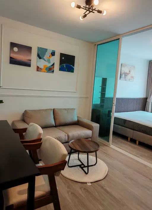 Living room of the 1-bedroom condo (28 sq.m.) at Regent Home Bangna