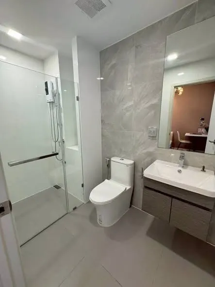 Bathroom of the 1-bedroom condo (26 sq.m.) at Modiz Rhyme Ramkhamhaeng