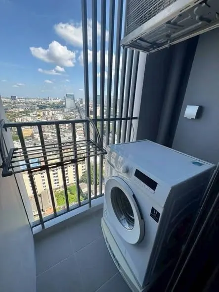 Balcony of the 1-bedroom condo (26 sq.m.) at Modiz Rhyme Ramkhamhaeng