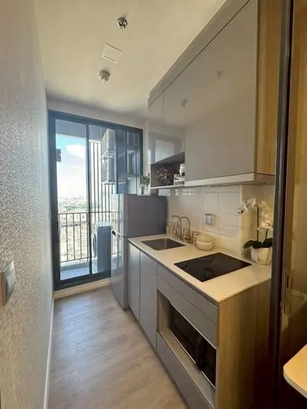 Kitchen of the 1-bedroom condo (26 sq.m.) at Modiz Rhyme Ramkhamhaeng
