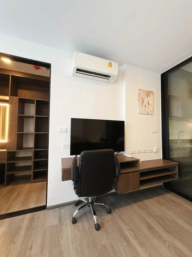 Study corner of the 1-bedroom condo (26 sq.m.) at The Origin Ladprao-Bangkapi