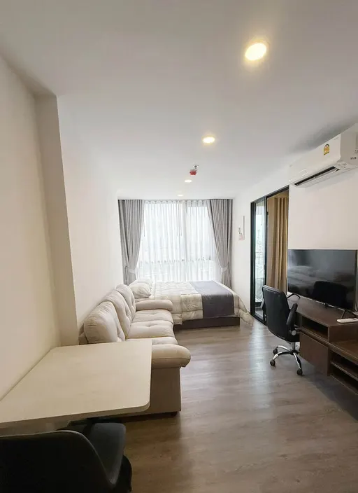 Living room of the 1-bedroom condo (26 sq.m.) at The Origin Ladprao-Bangkapi