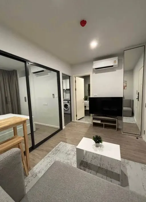 Living room of the 1-bedroom condo (27.62 sq.m.) at Blue Sukhumvit 89