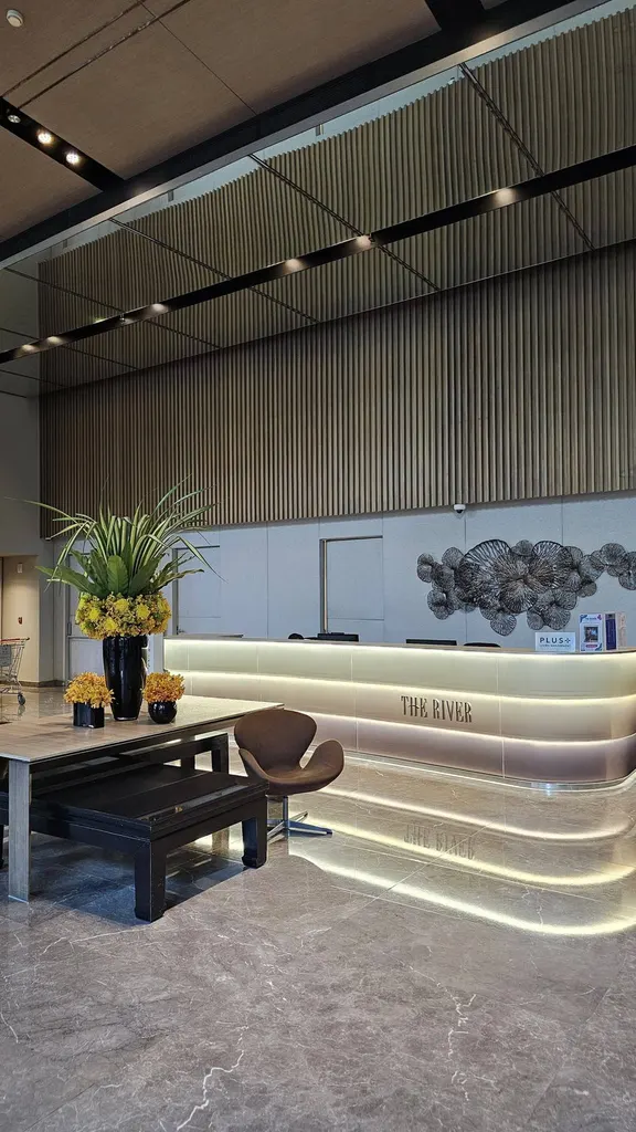 The River Condominium大楼入口