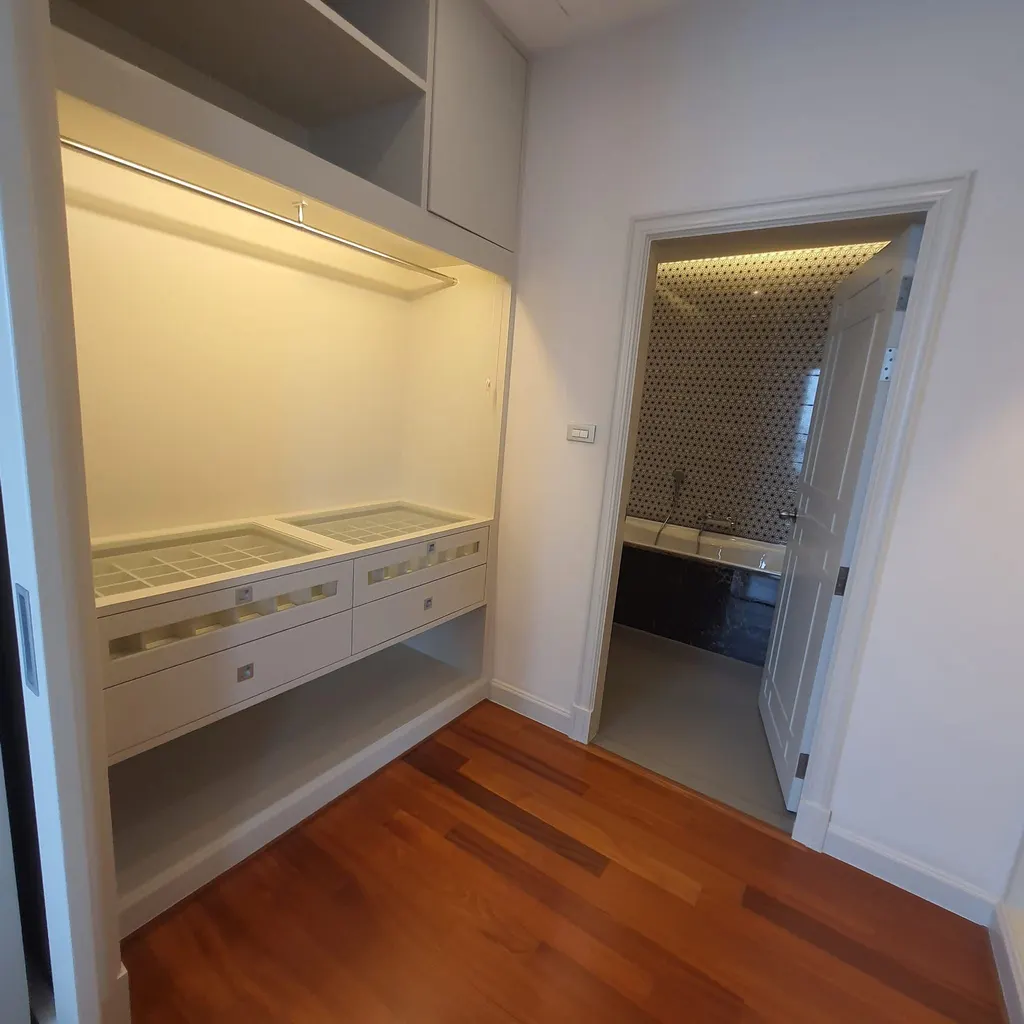 Photo 11 of listing DA-3366033: 3-bedroom condo (300 sq.m.) at The Fourwings Residence