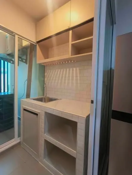 Cuisine du condo de 1 chambre(s) (28 m²) chez Regent Home Bangna
