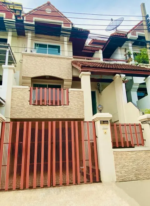 Photo 1 of listing DA-3368303: 5-bedroom townhouse (500 sq.m.) at Baan Royal Nakarin Villa