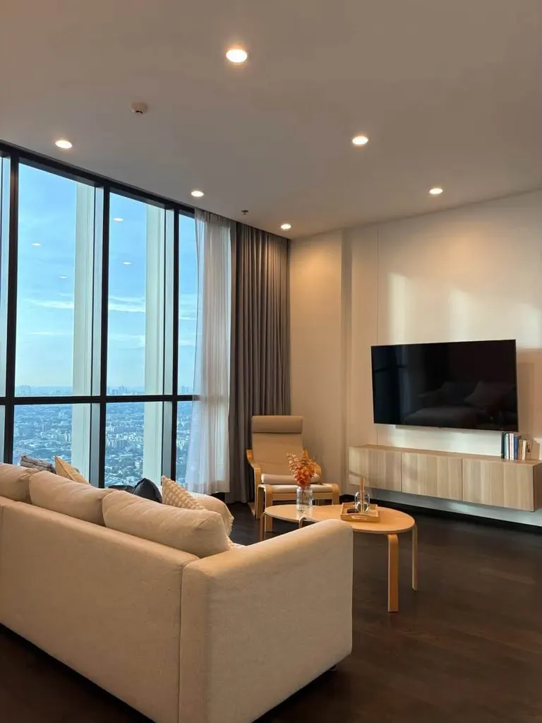 Photo 1 of listing DA-3368698: 4-bedroom condo (202 sq.m.) at Whizdom Essence Sukhumvit