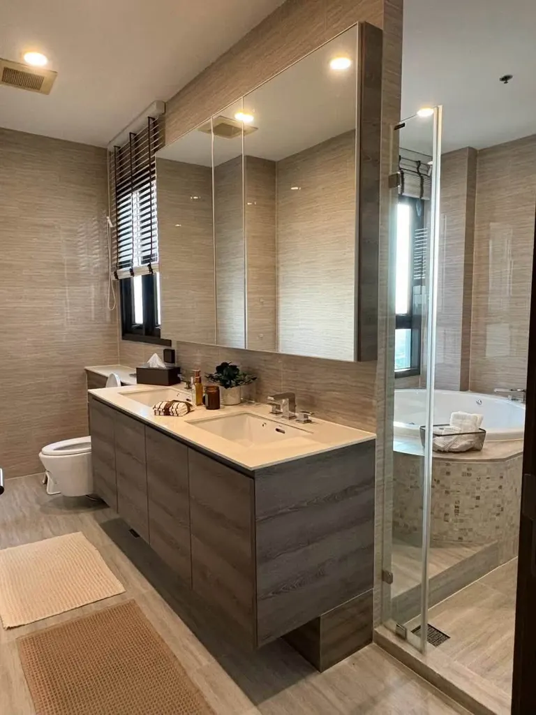 Photo 11 of listing DA-3368698: 4-bedroom condo (202 sq.m.) at Whizdom Essence Sukhumvit