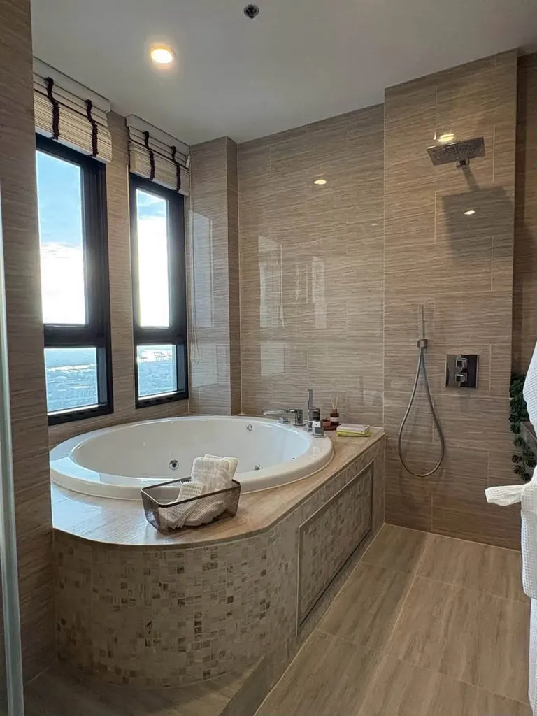 Photo 12 of listing DA-3368698: 4-bedroom condo (202 sq.m.) at Whizdom Essence Sukhumvit