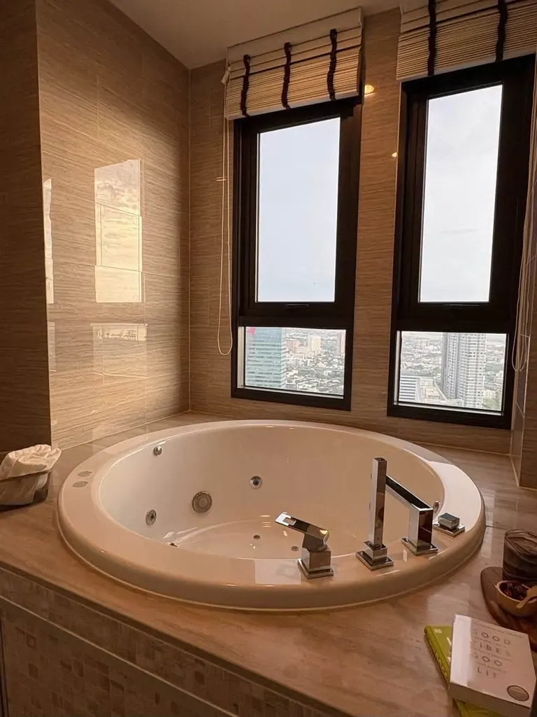 Photo 13 of listing DA-3368698: 4-bedroom condo (202 sq.m.) at Whizdom Essence Sukhumvit