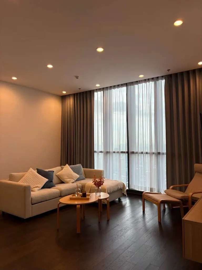 Photo 2 of listing DA-3368698: 4-bedroom condo (202 sq.m.) at Whizdom Essence Sukhumvit