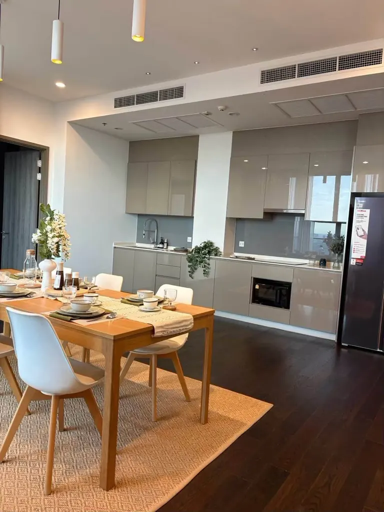 Photo 3 of listing DA-3368698: 4-bedroom condo (202 sq.m.) at Whizdom Essence Sukhumvit