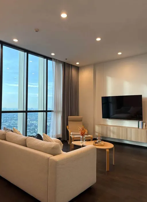 Photo 1 of listing DA-3368698: 4-bedroom condo (202 sq.m.) at Whizdom Essence Sukhumvit