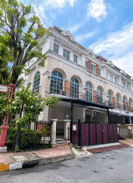 Photo 1 of listing DA-3369710: 3-bedroom townhouse (215 sq.m.) at Plus City Park Rama 9-Huamark