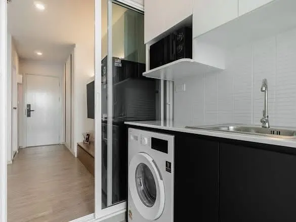 Kitchen of the 1-bedroom condo (28 sq.m.) at Regent Home Bangna