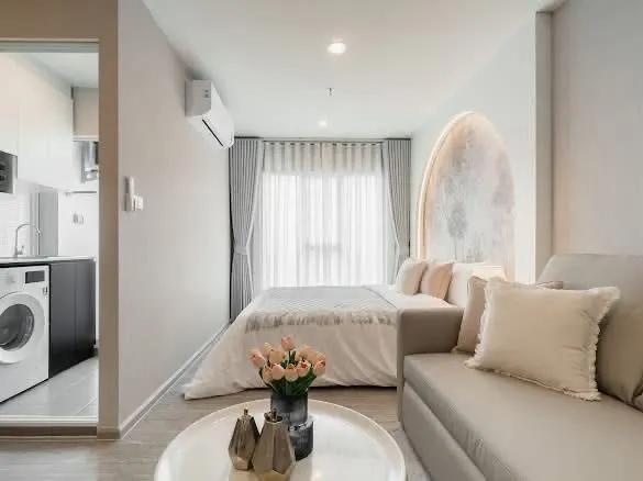Living room of the 1-bedroom condo (28 sq.m.) at Regent Home Bangna