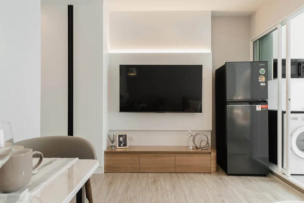Living room (view 3) of the 1-bedroom condo (28 sq.m.) at Regent Home Bangna