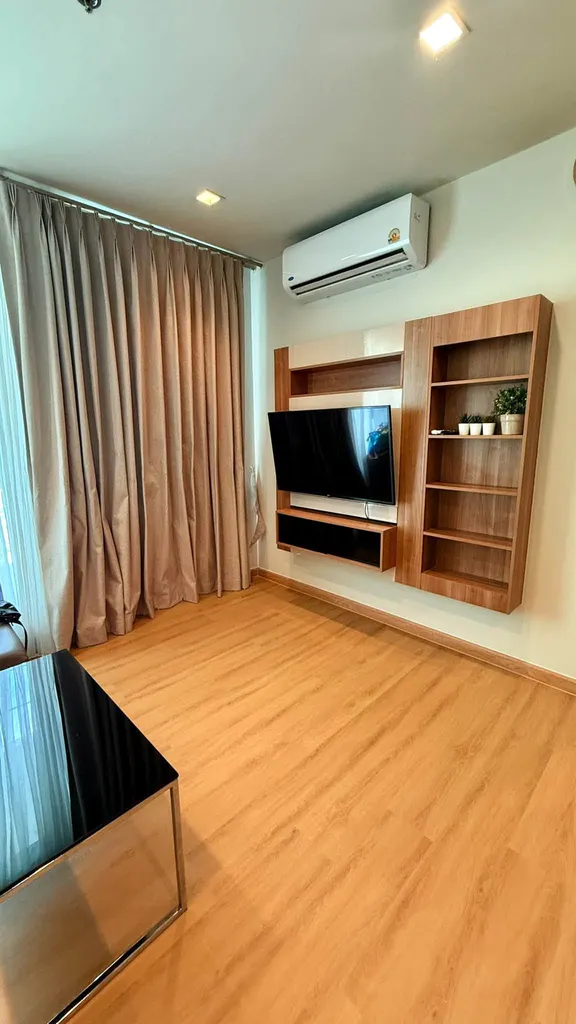 Living room (view 2) of the 2-bedroom condo (68 sq.m.) at Rhythm Sathorn