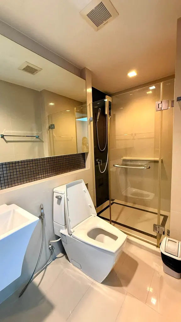 Bathroom of the 2-bedroom condo (68 sq.m.) at Rhythm Sathorn