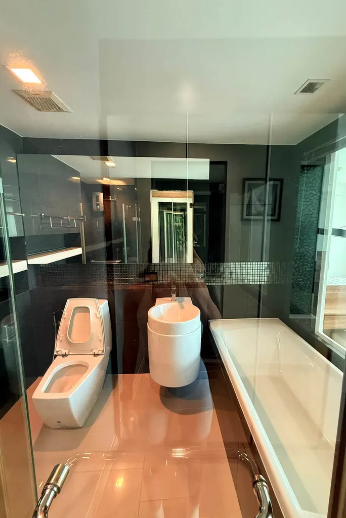 Bathroom (view 2) of the 2-bedroom condo (68 sq.m.) at Rhythm Sathorn