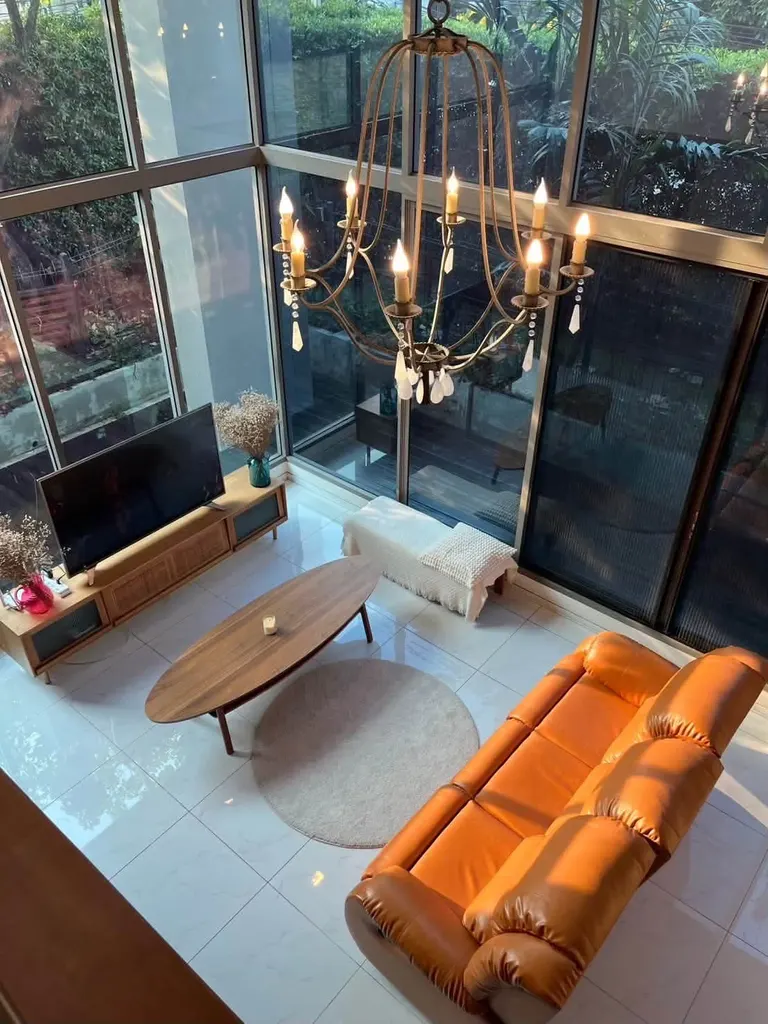 Living room of the 3-bedroom condo (136.38 sq.m.) at Siamese Thirty Nine