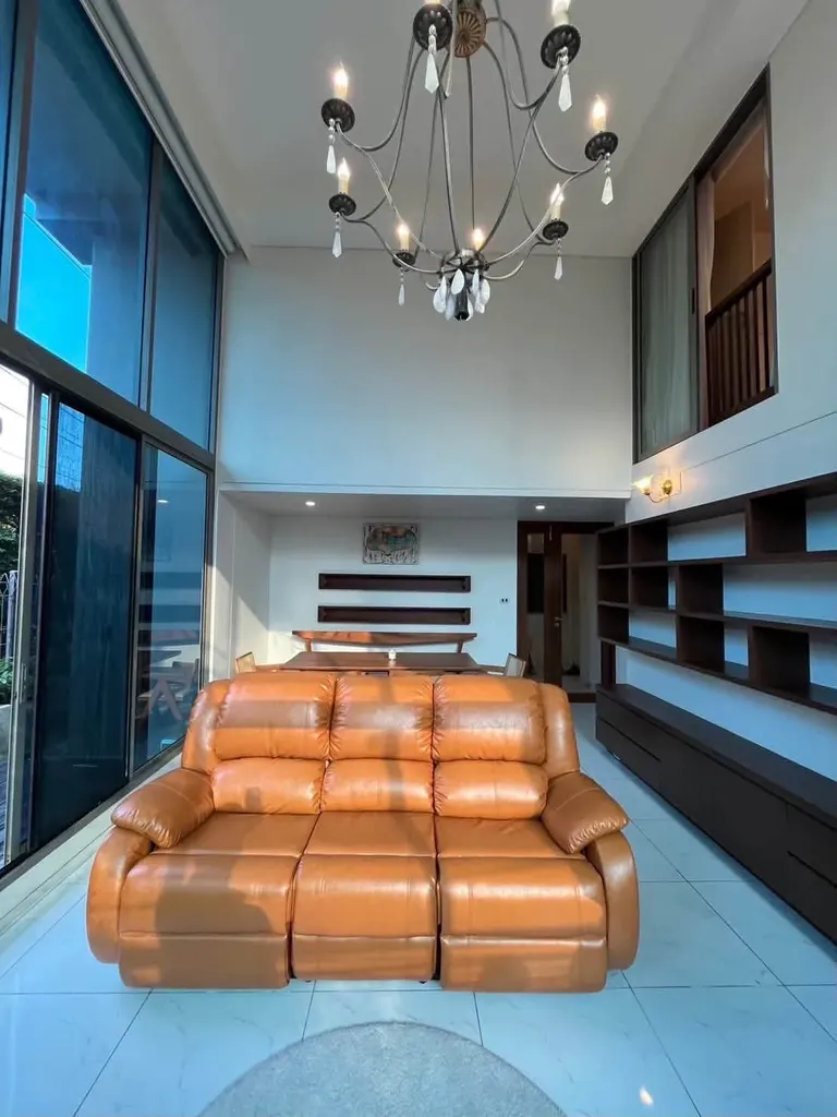 Living room (view 3) of the 3-bedroom condo (136.38 sq.m.) at Siamese Thirty Nine