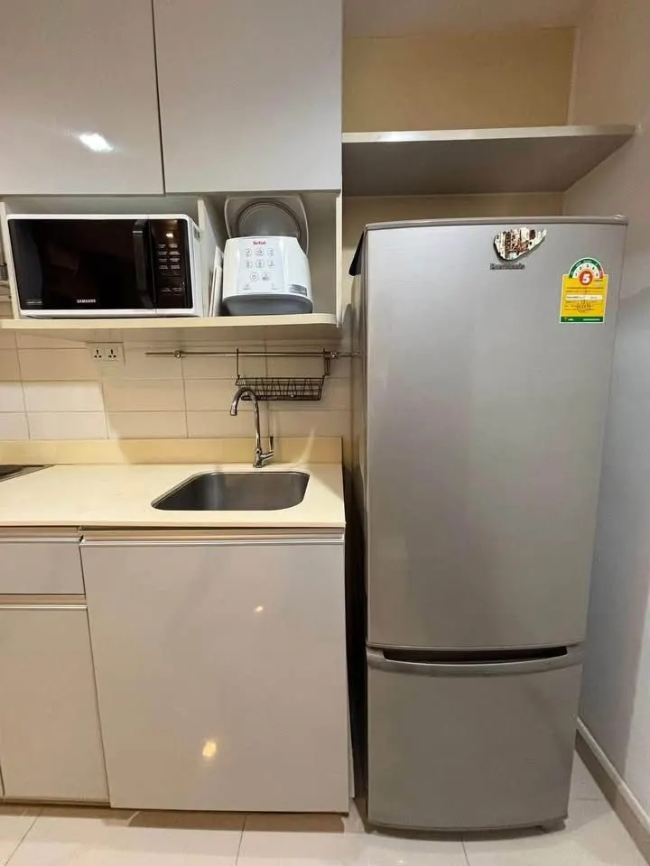 Cuisine (vue 3) du condo de 1 chambres (43 m²) à l'Ideo Mobi Sukhumvit 81
