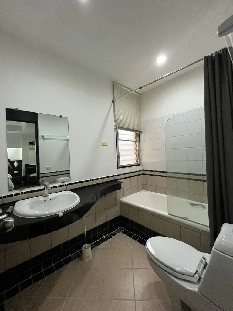Photo 2 de l'annonce DA-3374966 : appartement de 3 chambres (200 m²) au Charktip Court