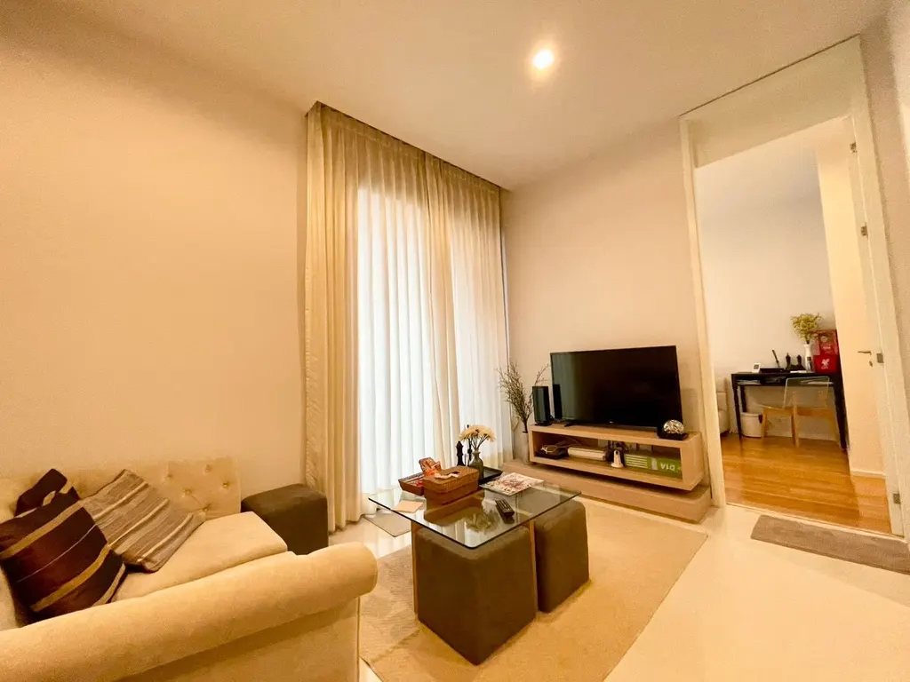 Living room of the 1-bedroom condo (37.4 sq.m.) at M Ladprao